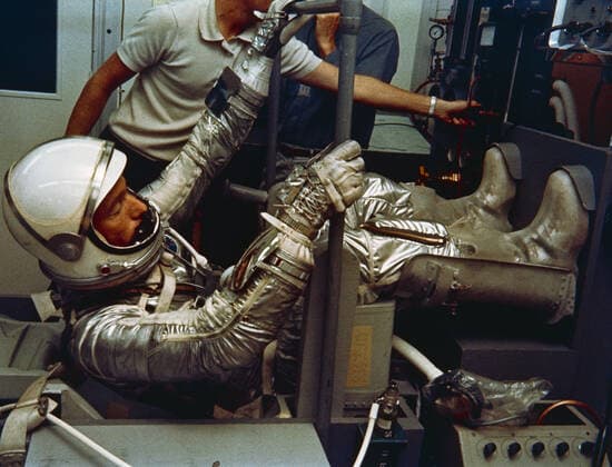 S65-24623 (May 1962) --- Astronaut M. Scott Carpenter, prime pilot for the Mercury-Atlas 7 (MA-7) flight, is seen in Hanger S crew quarters during a suiting exercise. Carpenter is seated in a mock-up of his pilot s seat while fully suited. Copyright: xpiemagsx piemagsspace-957 !ACHTUNG AUFNAHMEDATUM GESCHÄTZT!