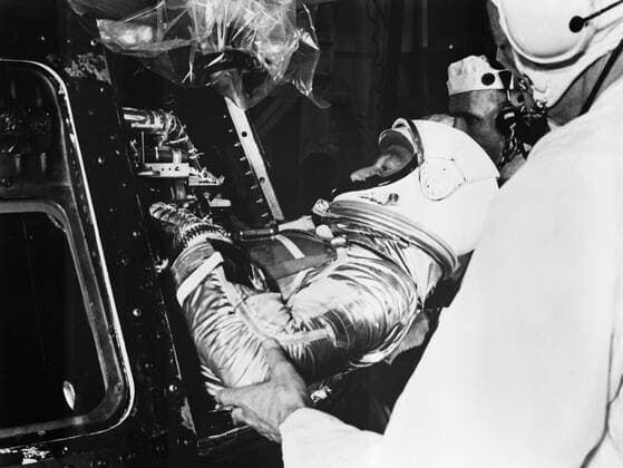 S62-02846 (24 May 1962) --- Project Mercury astronaut M. Scott Carpenter, prime pilot for the Mercury-Atlas 7 (MA-7) mission, is assisted into the MA-7 spacecraft by techicians at Launch Pad 14, Cape Canaveral, Florida. MA-7 is the United States? second attempt in orbital flight around Earth. The spacecraft was designated the ?Aurora? 7. Copyright: xpiemagsx piemagsspace-960 !ACHTUNG AUFNAHMEDATUM GESCHÄTZT!