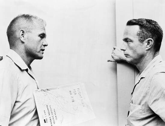 S62-02830 (1962) --- Astronauts John Glenn (left) and Scott Carpenter go over the flight plan for MA-7 mission. (62-MA7-63) Copyright: xpiemagsx piemagsspace-975 !ACHTUNG AUFNAHMEDATUM GESCHÄTZT!