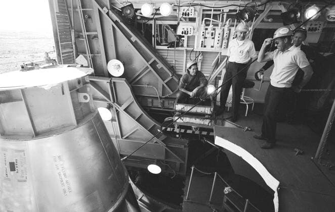 S63-03986 (1963) --- Astronaut L. Gordon Cooper Jr., prime pilot for the Mercury-Atlas 9 (MA-9) mission, and General Dynamics pad technicians watch Atlas 130D being hoisted into place in the gantry at pad 14, Cape Canaveral, Florida. Copyright: xpiemagsx piemagsspace-1043 !ACHTUNG AUFNAHMEDATUM GESCHÄTZT!