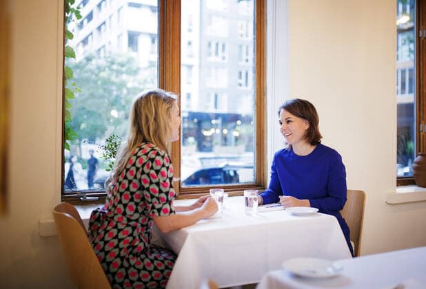 (R-L) Annalena Baerbock, Bundesaussenministerin, trifft Melanie Joly, Ministerin fuer auswaertige Angelegenheiten von Kanada, zu einem gemeinsamen Abendessen. Montreal, 02.08.2022. Montreal Canada