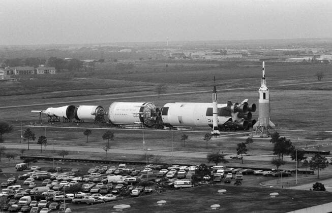 Overall view at JSC lookin west from atop of Bldg. 1 showing rockets, parking lot and all threee stages of Saturn V. first stage of Saturn V exhibit in Rocket Park on west side of center little joe and mercury models are seen 1. JSC- Aerials Copyright: xpiemagsx piemagsspace-2178 !ACHTUNG AUFNAHMEDATUM GESCHÄTZT!