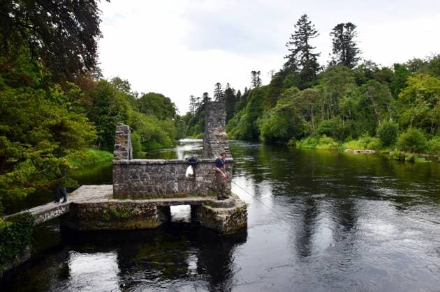 Irland, Cong, 11.07.2022 Cong Abbey wurde 1120 als Abtei fuer den Augustinerorden an der Stelle eines Klosters des 7. Jahrhunderts errichtet. Zu seiner Bluetezeit war die Abtei Zuhause für 3.000 Moenche, die dort im Koinobitentum lebten. Foto: Das Monk s Fishing House wurde irgendwann im 16. Jahrhundert auf einer Plattform ueber dem Fluss Cong erbaut. Dieses raffinierte kleine Gebaeude verfuegt ueber eine Falltuer fuer ein Netz und einen kleinen Bogen, durch den der Fluss unter ihm hindurchfließen kann. Es gab auch ein Seil, das mit der Kueche des Klosters verbunden war und die Moenche ueber einen frischen Fang informierte! Donegal Castle *** Ireland, Cong, 11 07 2022 Cong Abbey was built in 1120 as an abbey for the Augustinian Orde