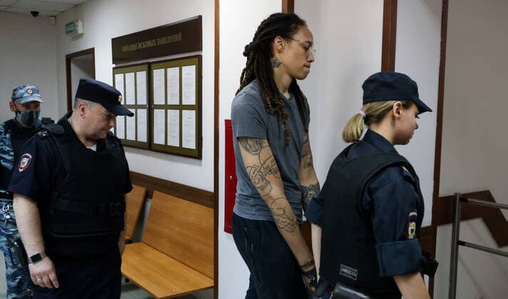 MOSCOW REGION, RUSSIA - AUGUST 4, 2022: US Olympic basketball champion Brittney Griner (C) who is on trial on drug smuggling charges, appears for a hearing at the Khimki Municipal Court in the town of Khimki, northeast of Moscow. Griner was placed into custody till December 20 over an alleged attempt to smuggle cannabis oil into Russia through Sheremetyevo Airport. Anton Novoderezhkin TASS  TS13CF49
