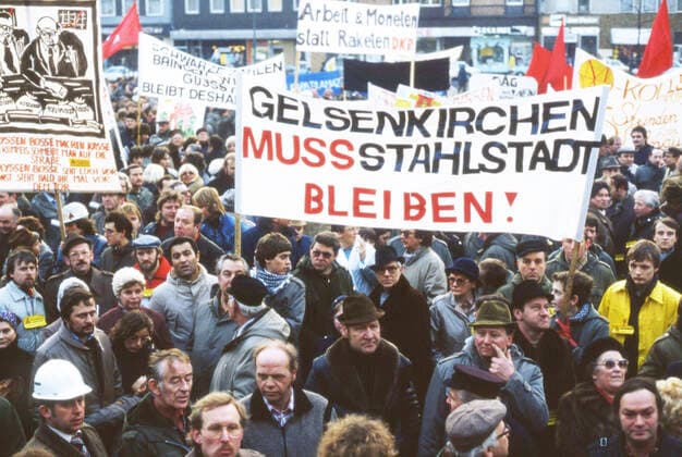 Menschen,Orte und Ereignisse im Jahr 1982-4 Ruhrgebiet. Stahlwerker für Erhaltung der Arbeitsplätze im Stahlbereich ca. 1982 NRW *** People,places and events in 1982 4 Ruhr steelworkers for preservation of steel jobs ca 1982 NRW