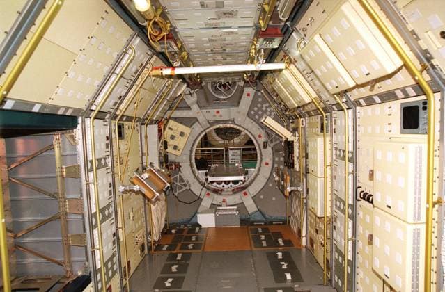 Viewed looking forward, this Spacelab module is empty now, being prepared in the Operations & Checkout Building for shipment to the National Air and Space Museum in Washington, DC. Visible on the floor are the foot restraints used by astronauts to keep them stationary while conducting experiments. Spacelab was designed by the European Space Agency (ESA) for the Space Shuttle program. It first flew on STS-9 in November 1983 and its final flight was the STS-90 Neurolab mission in April 1998. The Spacelab concept of modular experiment racks in a pressurized shirt-sleeve environment made it highly user-friendly and accessible. Numerous experiments conceived by hundreds of scientists on the ground were conducted by flight crews in orbit. Spacela Copyright: xpiemagsx piemagsspace-8229 !ACHTUNG AUFNAHMEDATUM GESCHÄTZT!