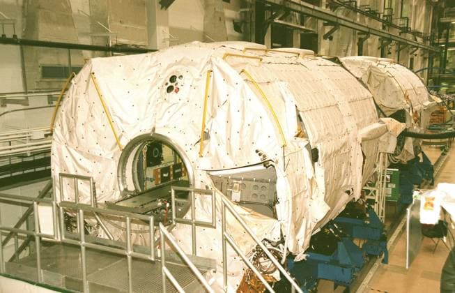 Spacelab Module MD001 (foreground) and its sister module (behind it) are prepared for shipment to the National Air and Space Museum in Washington, DC. Spacelab was designed by the European Space Agency (ESA) for the Space Shuttle program. It first flew on STS-9 in November 1983 and its final flight was the STS-90 Neurolab mission in April 1998. The sister module will travel home and be placed on display in Europe. The Spacelab concept of modular experiment racks in a pressurized shirt-sleeve environment made it highly user-friendly and accessible. Numerous experiments conceived by hundreds of scientists on the ground were conducted by flight crews in orbit. Spacelab modules served as on-orbit homes for everything from squirrel monkeys to pl Copyright: xpiemagsx piemagsspace-8231 !ACHTUNG AUFNAHMEDATUM GESCHÄTZT!