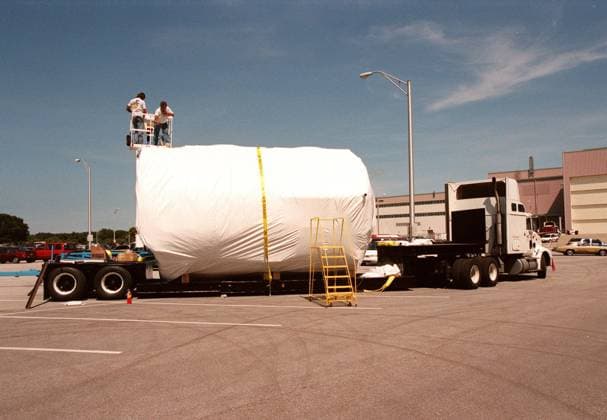 Spacelab is wrapped and ready for transport to the National Air and Space Museum in Washington, DC. Spacelab was designed by the European Space Agency (ESA) for the Space Shuttle program and first flew on STS-9 in November 1983. Its final flight was the STS-90 Neurolab mission in April 1998. A sister module will travel home and be placed on display in Europe. The Spacelab concept of modular experiment racks in a pressurized shirt-sleeve environment made it highly user-friendly and accessible. Numerous experiments conceived by hundreds of scientists on the ground were conducted by flight crews in orbit. Spacelab modules served as on-orbit homes for everything from squirrel monkeys to plant seeds. They supported astronomical as well as Earth Copyright: xpiemagsx piemagsspace-8287 !ACHTUNG AUFNAHMEDATUM GESCHÄTZT!