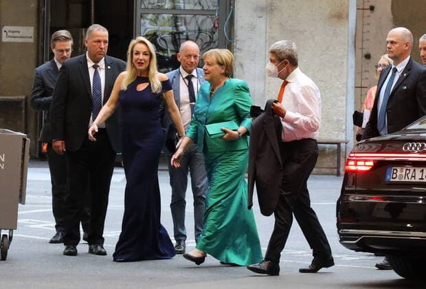 Bilder des Jahres 2022, Entertainment 08 August Entertainment Themen der Woche KW31 Entertainment Bilder des Tages Angela MERKEL bei den Salzburger Festspielen Salzburg, 04. 08. 2022 Angela MERKEL bei den Salzburger Festspielen Premiere von Il barbiere di Siviglia *** Angela MERKEL at the Salzburg Festival Salzburg, 04 08 2022 Angela MERKEL at the Salzburg Festival Premiere of Il barbiere di Siviglia