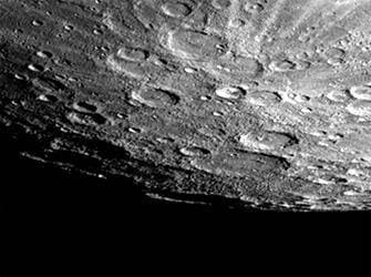 After passing Mercury the first time and making a trip around the Sun, NASA s Mariner 10 again flew by Mercury on Sept. 21, 1974. The south pole is located on the right hand edge of Chao Meng Fu crater that has only its rim sticking up into the light. Copyright: xpiemagsx piemagsspace-10999 !ACHTUNG AUFNAHMEDATUM GESCHÄTZT!