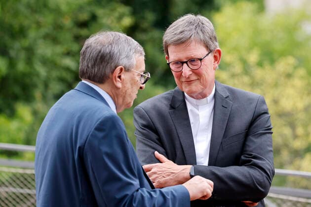 Abraham Lehrer, Vizepräsident den Zentralrat der Juden in Deutschland, und Kardinal Rainer Maria Woelki beim Auftaktkonzert des Jüdische-Musik Festival Shalom-Musik.Koeln in der Kölner Flora. Unter der Schirmherrschaft von NRW-Ministerpräsident Hendrik Wüst finden vom 04.08 bis 11.08.2022 mehr als 50 Konzerte und kostenlose Kurzkonzerte mit 70 jüdischen und nicht jüdischen Künstlerinnen und Künstlern statt. Köln, 04.08.2022 NRW Deutschland Copyright: xChristophxHardtx