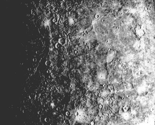 NASA s Mariner 10 shows a close-up view of one-half of a circular basin the largest observed on Mercury. Hills and valleys extend in a radial fashion outward from the main ring. Copyright: xpiemagsx piemagsspace-14310 !ACHTUNG AUFNAHMEDATUM GESCHÄTZT!