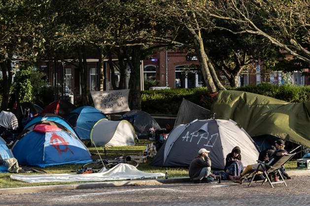 Punker-Camp in Westerland 04.08.2022, Westerland --- Punker sitzen neben Zelten vom Protest-Camp neben dem Rathaus auf der Nordseeinsel Sylt. Westerland Schleswig-Holstein Deutschland *** Punker Camp in Westerland 04 08 2022, Westerland Punker sitting next to tents from protest camp next to town hall on the North Sea island of Sylt Westerland Schleswig Holstein Germany