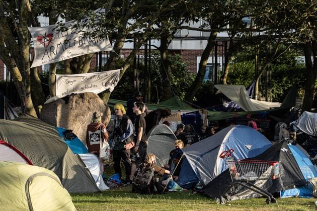 Punker-Camp in Westerland 04.08.2022, Westerland --- Punker sitzen neben Zelten vom Protest-Camp neben dem Rathaus auf der Nordseeinsel Sylt. Westerland Schleswig-Holstein Deutschland *** Punker Camp in Westerland 04 08 2022, Westerland Punker sitting next to tents from protest camp next to town hall on the North Sea island of Sylt Westerland Schleswig Holstein Germany