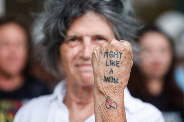 News Themen der Woche KW31 News Bilder des Tages August 4, 2022, Tampa, Florida, USA: Karen Clay, President of the Democratic Disability Caucus of Florida, shows her tattoo during a rally to show support for Hillsborough County State Attorney Andrew Warren, outside the Hillsborough County Courthouse on Thursday, Aug. 4, 2022, in Tampa. Tampa USA - ZUMAs70_ 20220804_zan_s70_139 Copyright: xJeffereexWoox