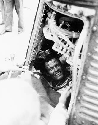S63-07852 (16 May 1963)--- Astronaut L. Gordon Cooper Jr., pilot of the Mercury-Atlas 9 (MA-9) mission, has a smile for the recovery crew of the USS Kearsarge, after he is onboard from a successful 22-orbit mission of Earth in his spacecraft Faith 7 . Cooper is still sitting in his capsule, with his helmet off. Copyright: xpiemagsx piemagsspace-33115 !ACHTUNG AUFNAHMEDATUM GESCHÄTZT!