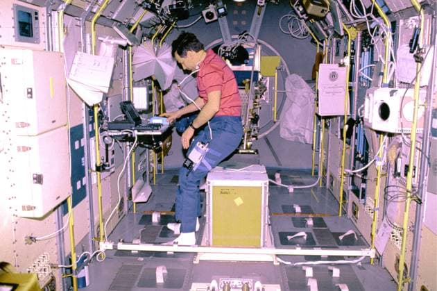 The IML-1 mission was the first in a series of Shuttle flights dedicated to fundamental materials and life sciences research with the international partners. The participating space agencies included NASA, the 14-nation European Space Agency (ESA), the Canadian Space Agency (CSA), the French National Center of Space Studies (CNES), the German Space Agency and the German Aerospace Research Establishment (DAR DLR), and the National Space Development Agency of Japan (NASDA). Dedicated to the study of life and materials sciences in microgravity, the IML missions explored how life forms adapt to weightlessness and investigated how materials behave when processed in space. Both life and materials sciences benefited from the extended periods of mi Copyright: xpiemagsx piemagsspace-21848 !ACHTUNG AUFNAHMEDATUM GESCHÄTZT!