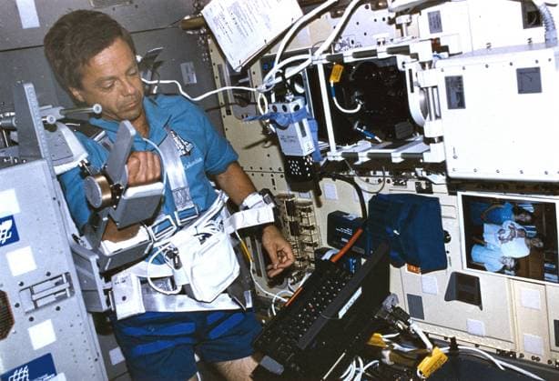 Launched on June 20, 1996, the STS-78 mission™s primary payload was the Life and Microgravity Spacelab (LMS), which was managed by the Marshall Space Flight Center (MSFC). During the 17 day space flight, the crew conducted a diverse slate of experiments divided into a mix of life science and microgravity investigations. In a manner very similar to future International Space Station operations, LMS researchers from the United States and their European counterparts shared resources such as crew time and equipment. Five space agencies (NASA USA, European Space Agency Europe (ESA), French Space Agency France, Canadian Space Agency Canada, and Italian Space Agency Italy) along with research scientists from 10 countries worked together on the Copyright: xpiemagsx piemagsspace-38106 !ACHTUNG AUFNAHMEDATUM GESCHÄTZT!