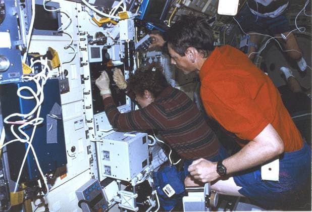 Launched on June 20, 1996, the STS-78 mission™s primary payload was the Life and Microgravity Spacelab (LMS), which was managed by the Marshall Space Flight Center (MSFC). During the 17 day space flight, the crew conducted a diverse slate of experiments divided into a mix of life science and microgravity investigations. In a manner very similar to future International Space Station operations, LMS researchers from the United States and their European counterparts shared resources such as crew time and equipment. Five space agencies (NASA USA, European Space Agency Europe (ESA), French Space Agency France, Canadian Space Agency Canada, and Italian Space Agency Italy) along with research scientists from 10 countries worked together on the Copyright: xpiemagsx piemagsspace-38108 !ACHTUNG AUFNAHMEDATUM GESCHÄTZT!
