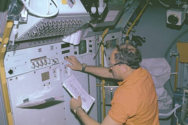 The IML-1 mission was the first in a series of Shuttle flights dedicated to fundamental materials and life sciences research with the international partners. The participating space agencies included NASA, the 14-nation European Space Agency (ESA), the Canadian Space Agency (CSA), The French National Center of Space Studies (CNES), the German Space Agency and the German Aerospace Research Establishment (DAR DLR), and the National Space Development Agency of Japan (NASDA). Dedicated to the study of life and materials sciences in microgravity, the IML missions explored how life forms adapt to weightlessness and investigated how materials behave when processed in space. Both life and materials sciences benefited from the extended periods of mi Copyright: xpiemagsx piemagsspace-21856 !ACHTUNG AUFNAHMEDATUM GESCHÄTZT!