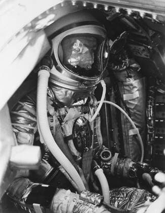 S62-04047 (24 May 1962) --- Close-up of astronaut M. Scott Carpenter inside his Aurora 7 spacecraft before the launch of the Mercury-Atlas 7 (MA-7) mission. Copyright: xpiemagsx piemagsspace-40449 !ACHTUNG AUFNAHMEDATUM GESCHÄTZT!