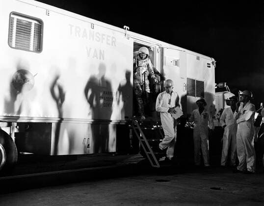 S62-06008 (3 Oct. 1962) --- Astronaut Walter M. Schirra Jr., pilot of the Mercury-Atlas 8 (MA-8) Earth-orbital spaceflight, steps from a transport van as he arrives at Cape Canaveral s Pad 14 during the MA-8 prelaunch countdown. Schirra is accompanied by astronaut L. Gordon Cooper Jr. (in white coveralls), MA-8 backup pilot. Copyright: xpiemagsx piemagsspace-40962 !ACHTUNG AUFNAHMEDATUM GESCHÄTZT!