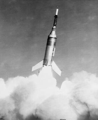G61-00030 (4 Nov. 1959) --- Launch of Little Joe-2 from Wallops Island carrying Mercury spacecraft test article. The suborbital test flight of the Mercury capsule was to test the escape system. Vehicle functioned perfectly, but escape rocket ignited several seconds too late. Copyright: xpiemagsx piemagsspace-43892 !ACHTUNG AUFNAHMEDATUM GESCHÄTZT!