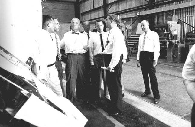 Five of the seven original astronauts are seen with Dr. von Braun inspecting the Mercury-Redstone hardware in the Fabrication Laboratory of Army Ballistic Missile Agency (ABMA) in 1959. Left to right Astronauts Walter Schirra, Alan Shepard, John Glenn, Scott Carpenter, Gordon Cooper, and Dr. von Braun. Copyright: xpiemagsx piemagsspace-39312 !ACHTUNG AUFNAHMEDATUM GESCHÄTZT!