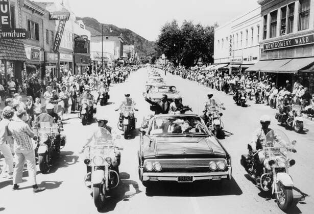 S62-05458 (1962) --- Astronaut M. Scott Carpenter, pilot of the Mercury-Atlas 7 (MA-7) mission, and his wife participate in a postflight parade in Boulder, Colorado. Copyright: xpiemagsx piemagsspace-40752 !ACHTUNG AUFNAHMEDATUM GESCHÄTZT!