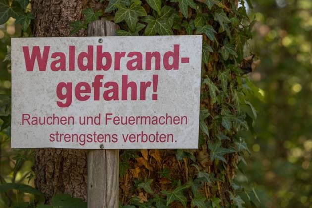 München, Deutschland 04. August 2022: An einem Wald im Landkreis München wird wegen der anhaltenden Hitze und dem geringen Niederschlag, Regen, auf die Waldbrandgefahr aufmerksam gemacht. Die Wälder sind von der Trockenheit sehr betroffen. Auf dem Schild steht Waldbrandgefahr, Rauchen und Feuermachen strengstens verboten. Bayern *** Munich, Germany 04 August 2022 At a forest in the district of Munich, attention is drawn to the risk of forest fire because of the persistent heat and low precipitation, rain The forests are very affected by the drought On the sign says forest fire danger, smoking and fire making strictly prohibited Bavaria Copyright: xFotostandx xFritschx
