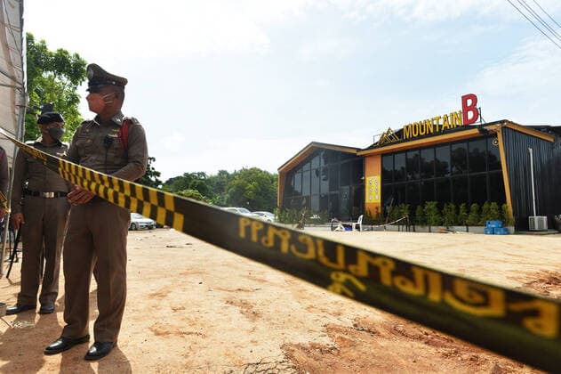 Bilder des Jahres 2022, News 08 August News Themen der Woche KW31 News Bilder des Tages (220805) -- BANGKOK, Aug. 5, 2022 -- Police are seen out of the nightclub where a fire broke out in Chonburi province, Thailand, Aug. 5, 2022. A fire at a nightclub in Thailand s Chonburi province in the early hours of Friday has killed at least 13 people and injured more than dozens, the rescue team said. ) THAILAND-CHONBURI-NIGHT CLUB-FIRE RachenxSageamsak 