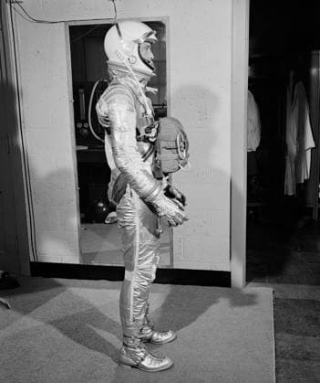 G60-02665 (1960) --- Astronaut Alan B. Shepard Jr., Mercury-Redstone 3 (MR-3) pilot, wearing pressure suit with body parachute. Copyright: xpiemagsx piemagsspace-54305 !ACHTUNG AUFNAHMEDATUM GESCHÄTZT!