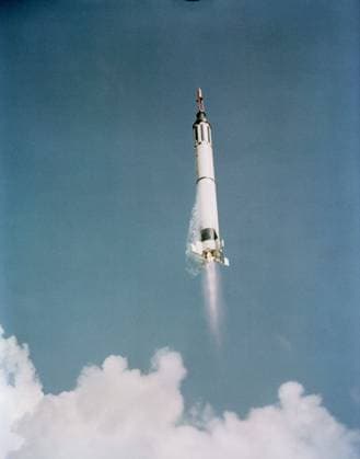 S61-01908 (5 May 1961) --- This is the launch of the Mercury-Redstone 3 (MR-3) spacecraft from Cape Canaveral on a suborbital mission -- the first U.S. manned spaceflight. The spacecraft is already headed towards its suborbital mission. Copyright: xpiemagsx piemagsspace-54352 !ACHTUNG AUFNAHMEDATUM GESCHÄTZT!