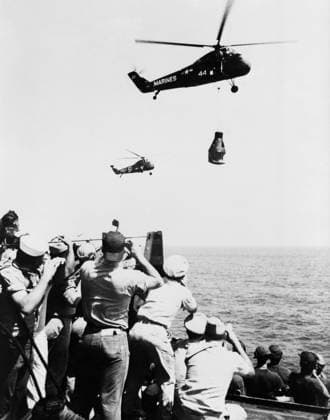 S61-02711 (5 May 1961) --- Crew members of the U.S. Navy Carrier Champlain cheer and take pictures of the arrival of the first Project Mercury pilot to fly a suborbital flight, astronaut Alan B. Shepard Jr. Two helicopters are approaching the ship, one carrying the astronaut and the other the Mercury-Redstone 3 (MR-3) capsule. Copyright: xpiemagsx piemagsspace-54365 !ACHTUNG AUFNAHMEDATUM GESCHÄTZT!