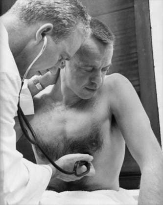 S61-02740 (5 May 1961) --- Astronaut Alan B. Shepard Jr. has his heart rate checked prior to his Mercury-Redstone 3 (MR-3) mission, the first American manned suborbital spaceflight. The attending physician is Dr. William K. Douglas. Copyright: xpiemagsx piemagsspace-54370 !ACHTUNG AUFNAHMEDATUM GESCHÄTZT!