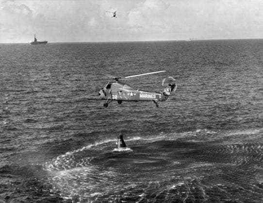S61-02821 (21 July 1961) --- Attempted recovery of Mercury spacecraft at end of the Mercury-Redstone 4 (MR-4) mission. View shows the Marine helicopter dropping a recovery line to the capsule. In the upper left corner of the view, the recovery ship and another helicopter can be seen. Copyright: xpiemagsx piemagsspace-54383 !ACHTUNG AUFNAHMEDATUM GESCHÄTZT!