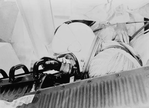 S61-03645 (5 May 1961) --- Close-up of astronaut Alan B. Shepard Jr., in his pressure suit and helmet, ingressing into the Freedom 7 capsule in preparation for the Mercury-Redstone 3 (MR-3) mission. Copyright: xpiemagsx piemagsspace-54388 !ACHTUNG AUFNAHMEDATUM GESCHÄTZT!