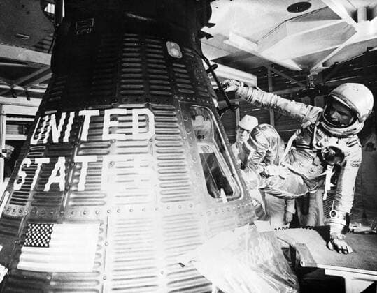 S62-00371 (20 Feb. 1962) --- Mercury astronaut John H. Glenn Jr., pilot of the Mercury-Atlas 6 (MA-6) spaceflight, enters the Mercury Friendship 7 spacecraft during the MA-6 prelaunch preparations at Cape Canaveral, Florida. Glenn became the first American to orbit Earth. Copyright: xpiemagsx piemagsspace-54397 !ACHTUNG AUFNAHMEDATUM GESCHÄTZT!
