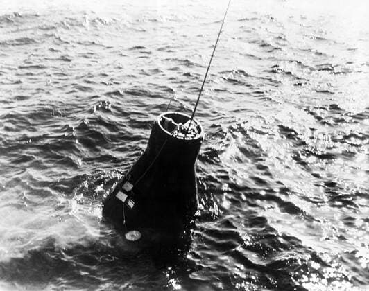S62-00941 (20 Feb. 1962) --- The Mercury-Atlas 6 (MA-6) Friendship 7 spacecraft is retrieved from the Atlantic Ocean following astronaut John H. Glenn Jr. s three-orbit space mission. In this view, the capsule is still in the water, with retrieval cable connected to it. Copyright: xpiemagsx piemagsspace-54399 !ACHTUNG AUFNAHMEDATUM GESCHÄTZT!