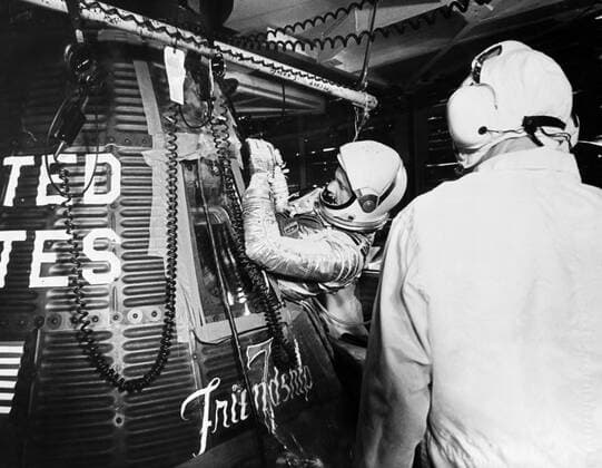 S62-00957 (20 Feb. 1962) --- Project Mercury astronaut John H. Glenn Jr., enters the Friendship 7 spacecraft during the last part of the countdown on Feb. 20, 1962. At 9 47 a.m. (EST), the Atlas launch vehicle lifted the spacecraft into orbit for a three-orbit mission lasting four hours, 55 minutes and 23 seconds. Glenn and his spacecraft were recovered by the destroyer Noa just 21 minutes after landing in the Atlantic near Grand Turk Island, to successfully complete the nation s first manned orbital flight. Copyright: xpiemagsx piemagsspace-54401 !ACHTUNG AUFNAHMEDATUM GESCHÄTZT!