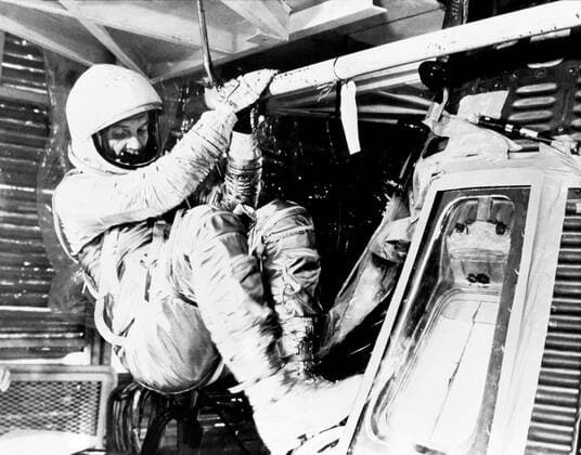 S62-00993 (1962) --- Astronaut John H. Glenn Jr., pilot of the Mercury-Atlas 6 (MA-6) mission, practices insertion into the Mercury Friendship 7 spacecraft during MA-6 preflight training activity at Cape Canaveral, Florida. He is wearing the full pressure suit and helmet. Copyright: xpiemagsx piemagsspace-54403 !ACHTUNG AUFNAHMEDATUM GESCHÄTZT!