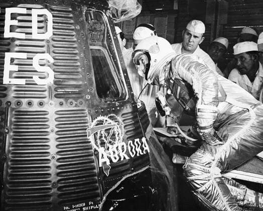 S62-03907 (24 May 1962) --- Astronaut M. Scott Carpenter looks into his Mercury-Atlas 7 spacecraft, the Aurora 7, before being inserted to begin the launch. Copyright: xpiemagsx piemagsspace-54410 !ACHTUNG AUFNAHMEDATUM GESCHÄTZT!