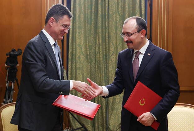 News Themen der Woche KW31 News Bilder des Tages Sotschi, Alexander Nowak und Mehmet Mus unterzeichnen VertrÃ¤ge fÃ¼r Russland und TÃ¼rkei SOCHI, RUSSIA - AUGUST 5, 2022: Russia s Deputy Prime Minister Alexander Novak (L) and Turkey s Trade Minister Mehmet Mus shake hands during a meeting at the Rus health resort. Vyacheslav Prokofyev TASS  TS13D1F8