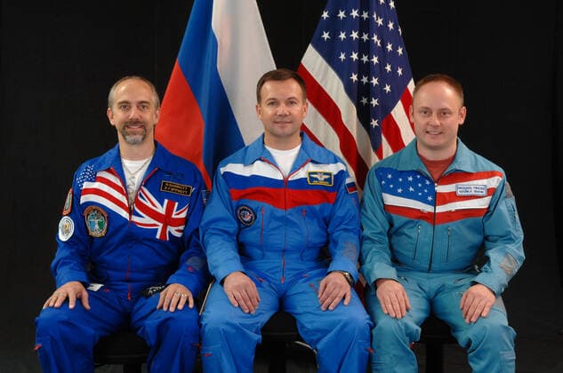 JSC2008-E-117661 (28 Aug. 2008) --- NASA astronaut Michael Fincke (right), Russian Federal Space Agency cosmonaut Yury Lonchakov (center), Expedition 18 commander and flight engineer, respectively; and American spaceflight participant Richard Garriott take a break from training in Star City, Russia to pose for a portrait. Copyright: xpiemagsx piemagsspace-57342 !ACHTUNG AUFNAHMEDATUM GESCHÄTZT!
