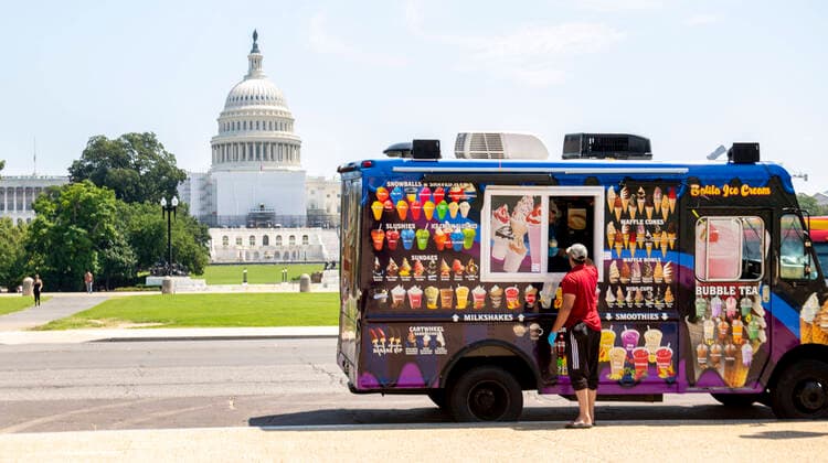 News Themen der Woche KW31 August 4, 2022, Washington, District of Columbia, USA: Ice cream trucks drivers check on one another during a heat wave in Washington D.C. on Thursday. The National Weather Service issued a heat advisory, after temperatures were forecasted to reach 95Â°F, with a heat index of 105Â° F. Washington DC USA - ZUMAg216 20220804_znp_g216_002 Copyright: xDominicxGwinnx