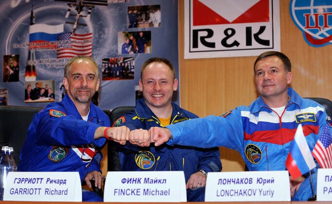 Expedition 18 Flight Engineer Yuri V. Lonchakov, right, Expedition 18 Commander Michael Fincke and American spaceflight participant Richard Garriott, left, pose for photographs after a press conference held at the Cosmonaut Hotel, Saturday, Oct. 11, 2008, in Baikonur, Kazakhstan. The Expedition 18 crew will launch on the Soyuz TMA-13 spacecraft on Oct. 12 and dock with the International Space Station on Oct. 14. Fincke and Lonchakov will spend six months on the station, while Garriott will return to Earth Oct. 24 with two of the Expedition 17 crew members currently on the International Space Station. Copyright: xpiemagsx piemagsspace-58881 !ACHTUNG AUFNAHMEDATUM GESCHÄTZT!