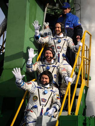 Expedition 18 Flight Engineer Yuri V. Lonchakov, bottom, Expedition 18 Commander Michael Fincke and American spaceflight participant Richard Garriott, top, wave farewell from the steps of the Soyuz launch pad prior to their launch in the Soyuz TMA-13 spacecraft, Sunday, Oct. 12, 2008 from the Baikonur Cosmodrome in Kazakhstan. The three crew members are scheduled to dock with the International Space Station on Oct. 14. Fincke and Lonchakov will spend six months on the station, while Garriott will return to Earth Oct. 24 with two of the Expedition 17 crew members currently on the International Space Station. Copyright: xpiemagsx piemagsspace-58922 !ACHTUNG AUFNAHMEDATUM GESCHÄTZT!