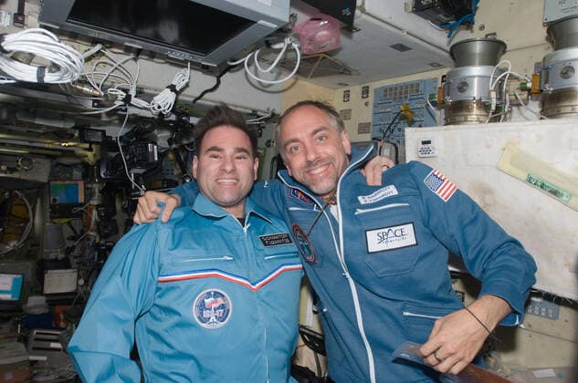 ISS017-E-018998 (14 Oct. 2008) --- NASA astronaut Greg Chamitoff (left), Expedition 17 18 flight engineer, and American spaceflight participant Richard Garriott pose for a photo in the Zvezda Service Module of the International Space Station. Copyright: xpiemagsx piemagsspace-58987 !ACHTUNG AUFNAHMEDATUM GESCHÄTZT!