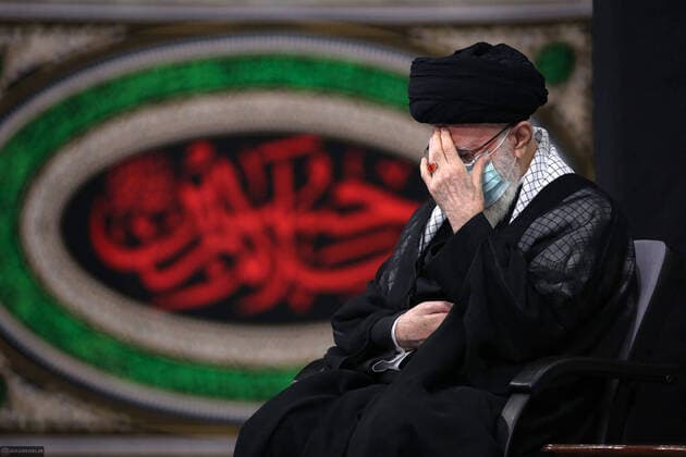 News Themen der Woche KW31 News Bilder des Tages August 5, 2022, Tehran, Tehran, Iran: A handout photo made available by the Iranian Supreme Leader s Office shows the Iranian Supreme Leader Ayatollah ALI KHAMENEI attends attends the second night of mourning ceremonies that were held in Imam KhomeiniÃ¢â‚¬â ¢s Hussainiyah in Tehran, Iran, on Aug 05, 2022. Due to an increase in the Coronavirus pandemic, these ceremonies will be held without people in attendance this year, similar to the way they have been conducted the last two years. Tehran Iran - ZUMAi98_ 20220805_zih_i98_013 Copyright: xIranianxSupremexLeader SxOfficex