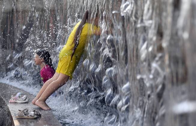 News Themen der Woche KW31 News Bilder des Tages Russia Weather 8249096 05.08.2022 Children play in a fountain on a hot summer day, with the air temperature at about 31 degrees Celsius (87.8 degrees Fahrenheit), in central Moscow, Russia. Svetlana Koloskova Sputnik Moscow Russia  Copyright: xSvetlanaxKoloskovax